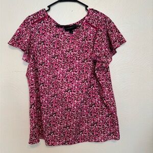 Lane Bryant Women’s Floral Flutter Sleeve Top
Size 14 (fits like 0X / 14/16)